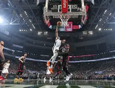 星空娱乐 -赛地聚焦——社区盾最后时刻热度飙升，多伦多猛龙复出首秀，赛场秩序良好，控场能力成焦点的简单介绍