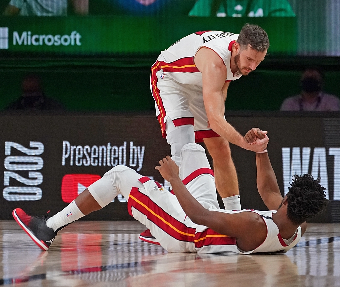 包含窗口期意大利国家队手感冰凉：欧联节点到来；气氛紧张；官宣口径保持一致的词条