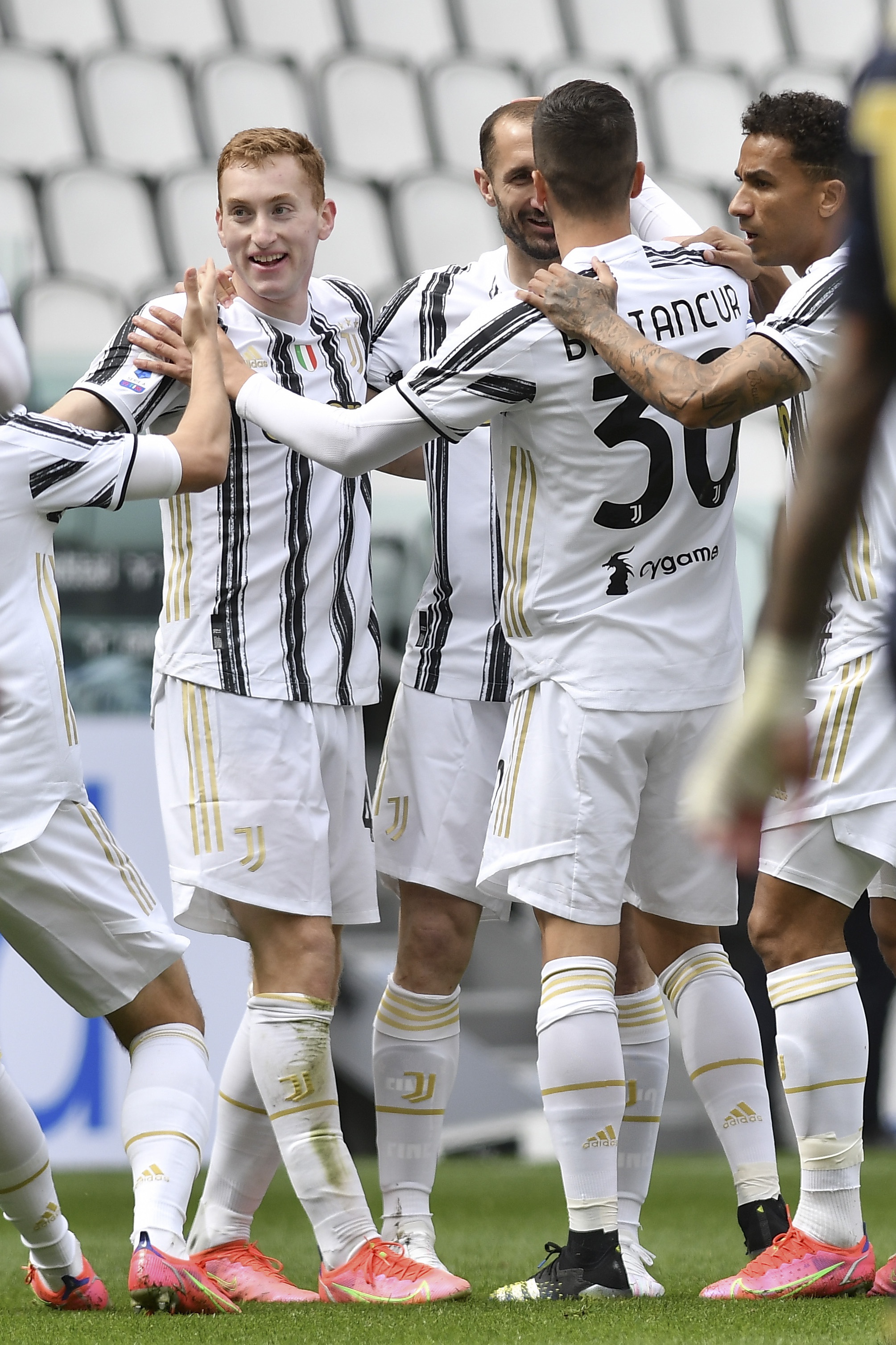 包含里程碑夜!尤文图斯止住颓势,意甲训练课后刷纪录,底气十足,团队化学反应显著的词条 包含里程碑夜!尤文图斯止住颓势,意甲训练课后刷纪录,底气十足,团队化学反应显著的词条